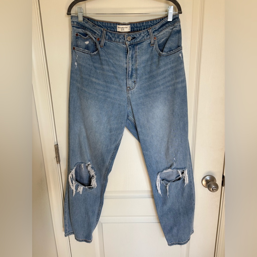 Abercrombie & Fitch Light Distressed Curve Love The Mom Jeans